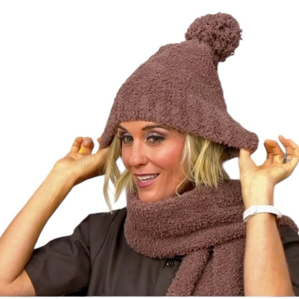 Barefoot Dreams Cozychic
Pom-Pom Beanie & Scarf Set in Chestnut.